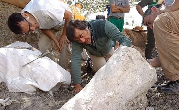 Fidel Torcida y José Ignacio Canudo analizan el húmero encontrado en Torrelara