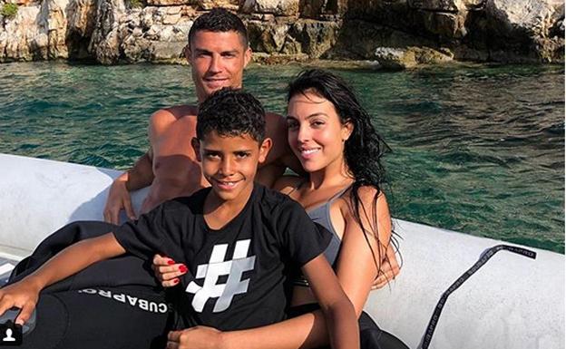 Cristiano Ronaldo junto a su hijo Cristiano Jr. y Georgina Rodríguez. 