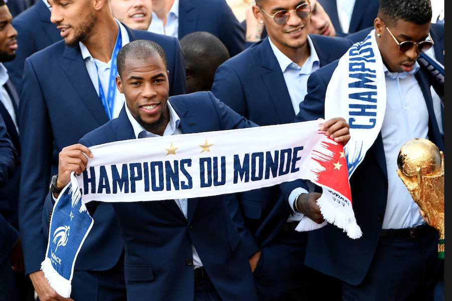 Los 'bleus' entregaron la Copa del Mundo a la afición y celebraron su victoria por las calles de París y en el Palacio del Elíseo con el presidente Emmanuel Macron