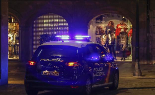 Un coche de la Policía Nacional patrulla por el centro de la ciudad de Salamanca