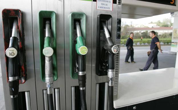 Surtidores de gasóleo y gasolina en una estación de servicio.