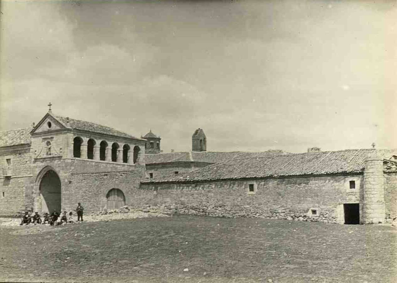 El 1 de mayo de 1939, con objeto de satisfacer las necesidades derivadas del final de la contienda, se puso en funcionamiento, con un total inicial de 2.007 prisioneros, el campo de concentración del Monasterio de San Bernardo de Valbuena de Duero (Valladolid). En la imagen, una foto antigua del Monasterio de Valbuena.