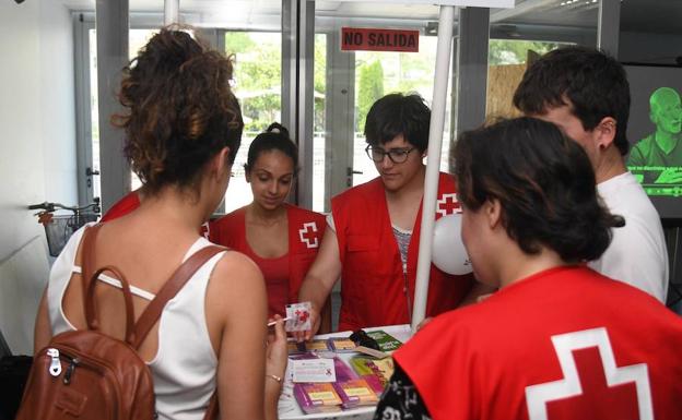 Voluntarios explicando el proceso de la prueba