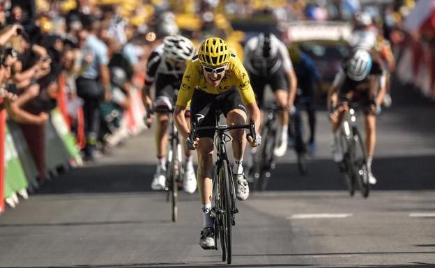 Geraint Thomas entra el primero en la meta de Alpe d´Huez. 