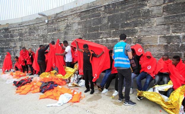 Inmigrantes rescatados en aguas del Estrecho. 