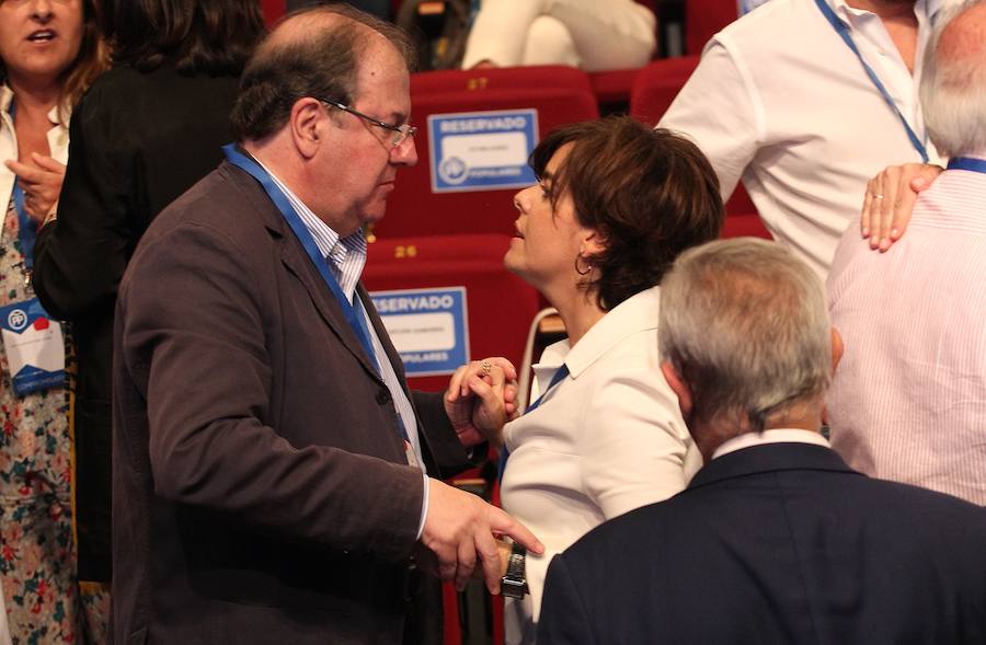 El presidente de la Junta, Juan Vicente Herrera, conversa con la candidata a la Presidencia del Partido Popular Soraya Sáenz de Santamaría durante la inauguración del Congreso extraordinario del partido