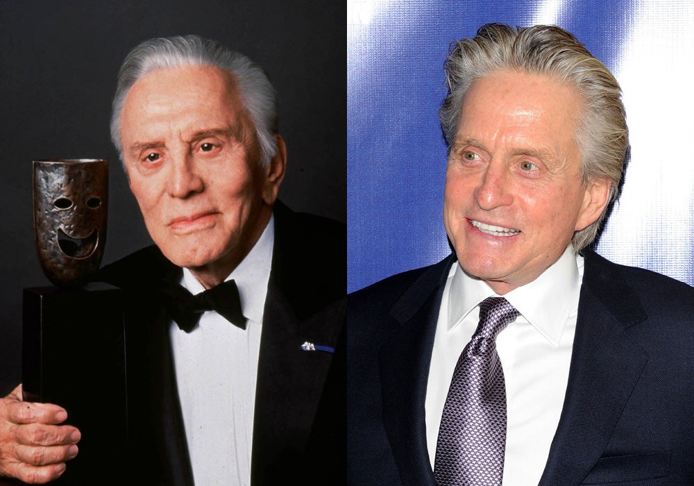 No hay dudas del parecido entre estas dos grandes leyendas del cine, Kirk Douglas y su hijo, Michael Douglas.