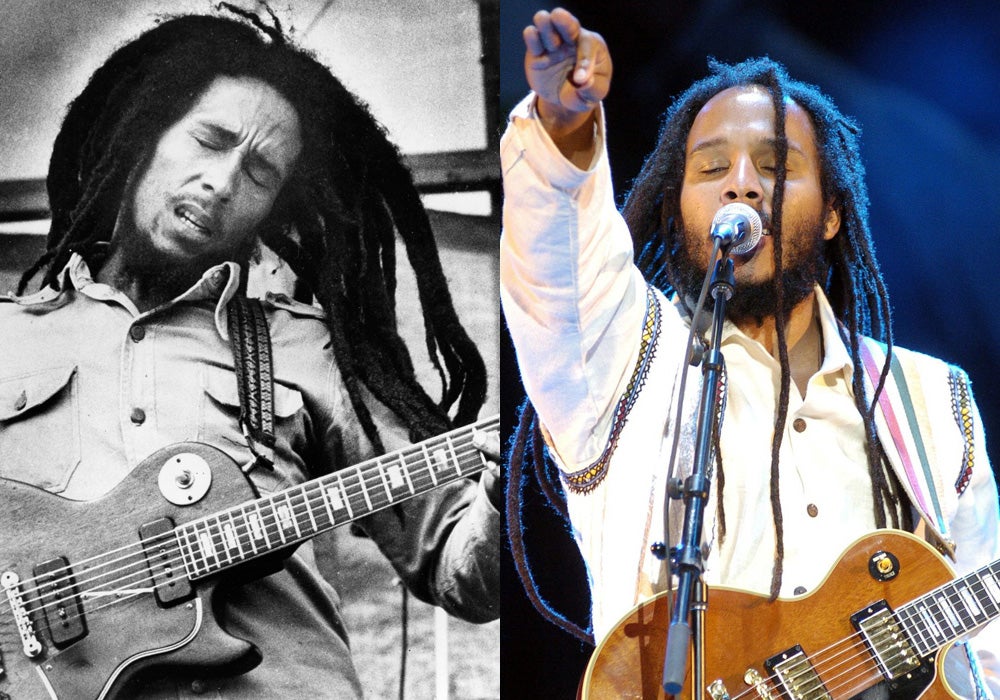 Ziggy Marley (d) es hijo de Bob Marley, conocido cantante de reggae. Desde pequeño su padre le dio lecciones de guitarra y batería.