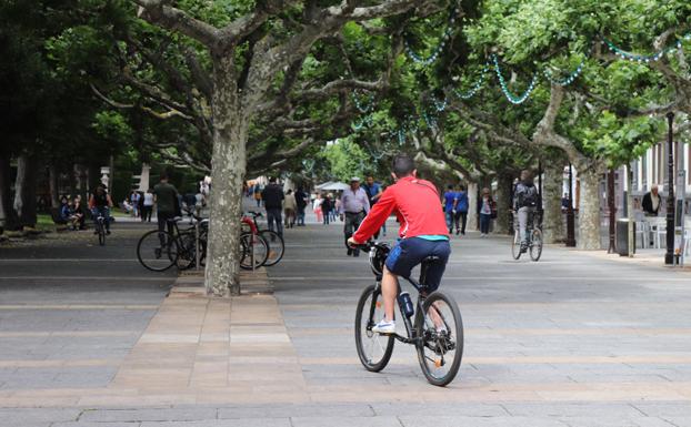 La alcalde decretó hace un mes la prohibición de circular en bici por El Espolón