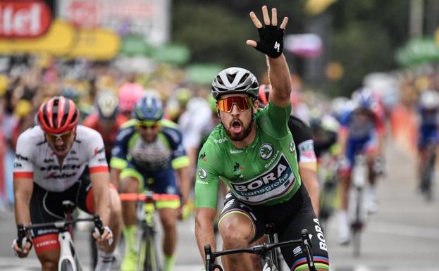 Sagan celebra el triunfo a su llegada a meta. 