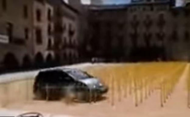Un coche arrolla las cruces amarillas por los presos en la plaza de Vic