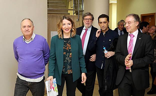 La consejera de Familia y representantes de UGT, CC OO y Cecale, en marzo, cuando abordaron el borrador del texto normativo. 