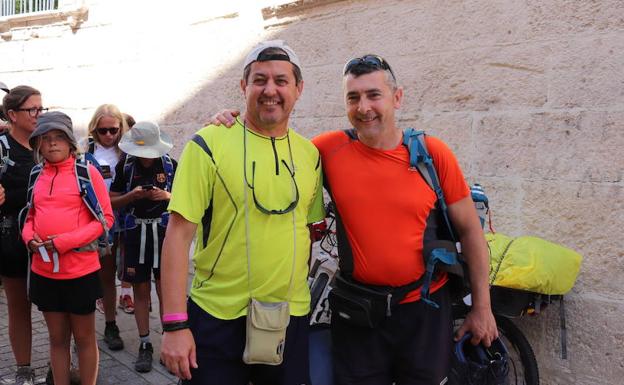 Dos compañeros de camino esperando en la puerta del albergue