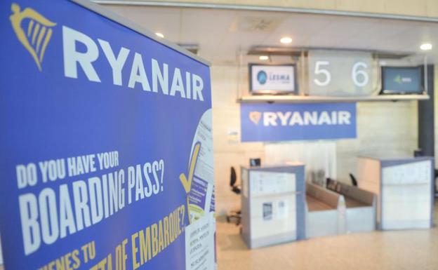 Mostradores de facturación de Ryanair en Villanubla.