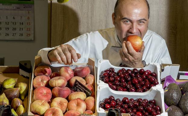 José Castrodeza se come una manzana rodeado de fruta. 