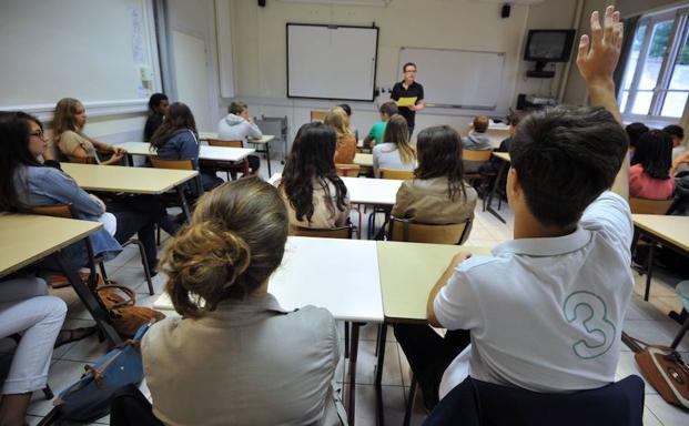 Varios alumnos atienden a una clase. 