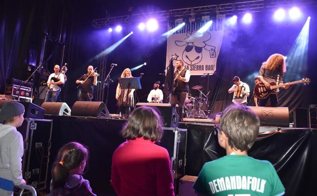 Un grupo de niños, mirando el escenario del Demanda Folk de 2017