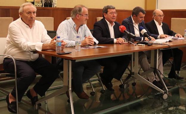 De izquierda a derecha, Mínguez, Carretón, Rico, Guillén y Moral en la rueda de prensa previa a la presentación de la ronda burgalesa.