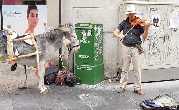 El burgalés Javier Horno en la Calle Ancha de León.