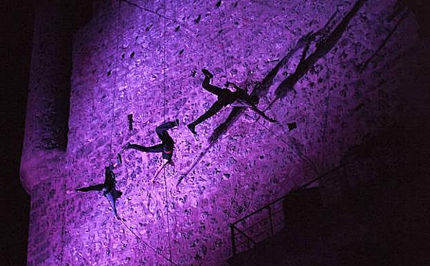 Muestra de danza vertical en el castillo.