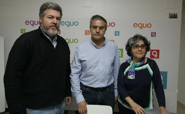 López de Uralde, a la izquierda, en una imagen de archivo junto a los ecologistas Gabriel Risco y Manuela Cunha.