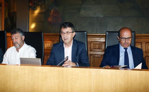 El presidente de la Diputación de León, en el centro, durante un pleno.