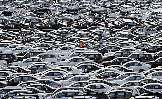 Automóviles alineados. 