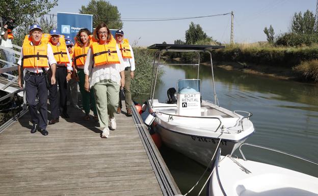 Ángeles Armisén se dispone a subir a una de las barcas. 