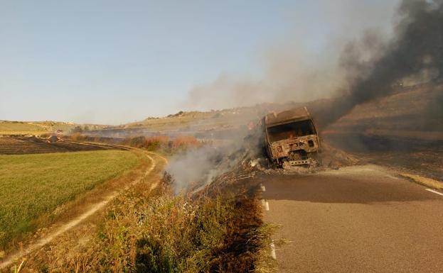 El accidente de un camión de paja causa un incendio en Castellanos de Castro