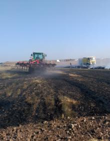 Imagen secundaria 2 - El accidente de un camión de paja causa un incendio en Castellanos de Castro