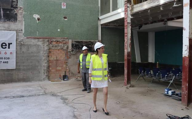 Gema Conde supervisa las obras en el Centro Cívico Río Vena