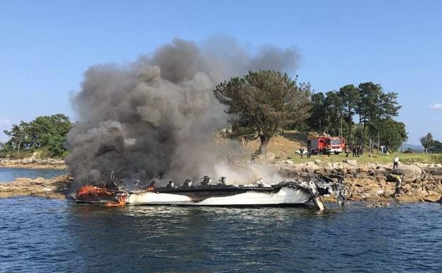 Catamarán en el que viajaban 48 personas que sufrió un incendio en O Grove.