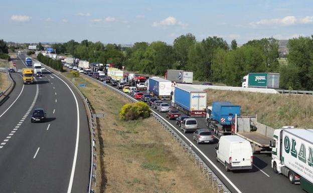 Imagen de archivo de una carretera con retenciones