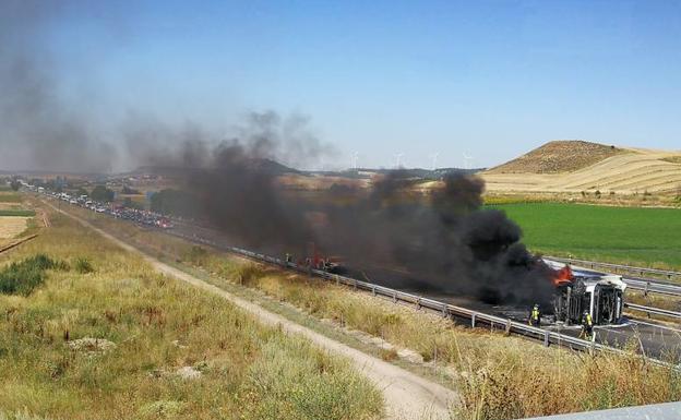 El humo del camión se extiende hacia la caravana de vehículos formada en la A-62.