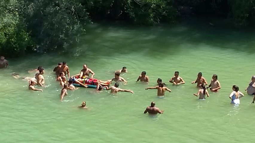 Fotos: Rescate de un bañista tras lanzarse desde la cascada de Pedrosa de Tobalina