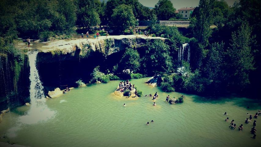 Fotos: Rescate de un bañista tras lanzarse desde la cascada de Pedrosa de Tobalina