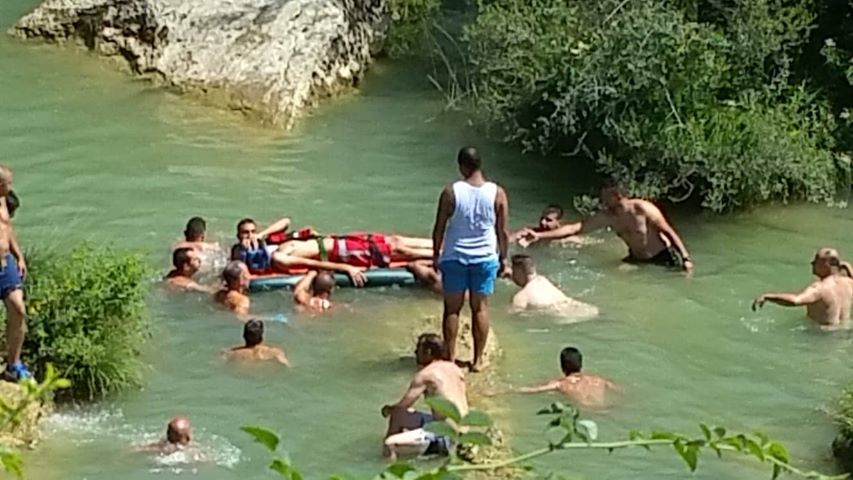 Fotos: Rescate de un bañista tras lanzarse desde la cascada de Pedrosa de Tobalina