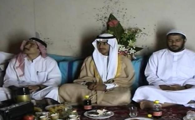 Hamza bin Laden, en el centro.