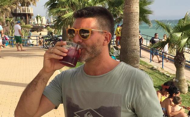 Toño Sanchís se refresca con un tinto de verano en Cádiz. 