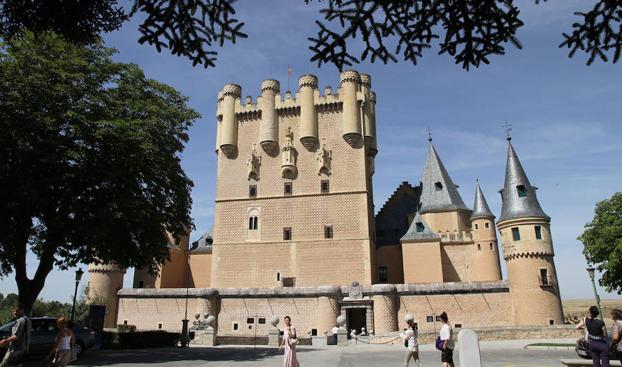 Varios visitantes en el Alcázar de Segovia.