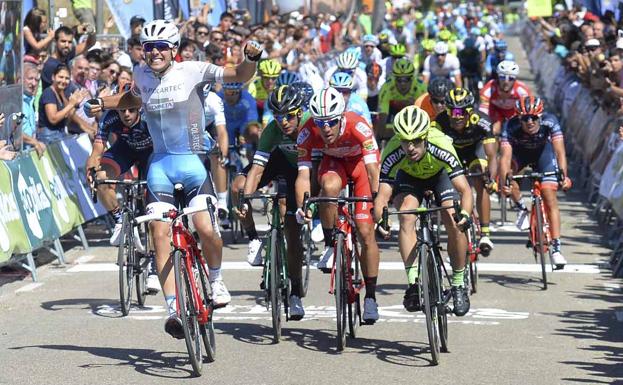 Matteo Moschetti celebra su victoria de etapa en Castrojeriz