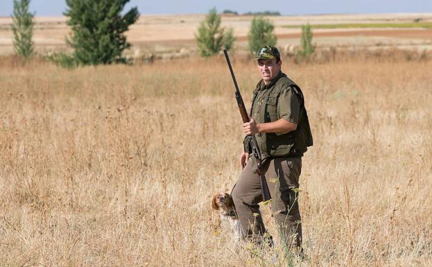 Un cazador sale al campo el día de apertura de la media veda. 