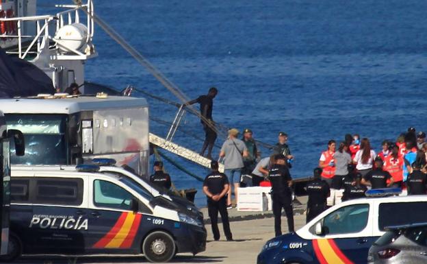 El buque Open Arms a su llegada al muelle de San Roque (Cádiz). 