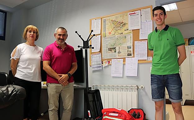 Marisol, Chechu y Javi nos atendieron en la base de Cruz Roja