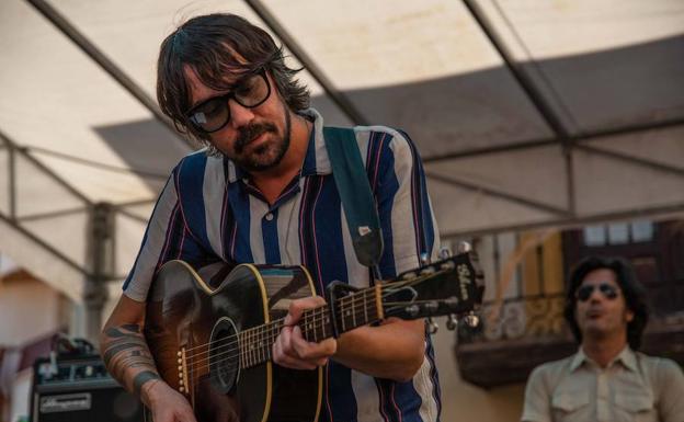 El vocalista de Lori Meyers, Antonio López 'Noni', durante su actuación en la tercera jornada del Festival Sonorama Ribera. Rodrigo Mena/ Sonorama Ribera