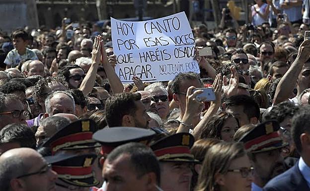 Manifestantes guardan un minuto de silencio durante una concentración multitudinaria en homenaje a las víctimas de los ataques yihadistas de Barcelona y Cambrils. 