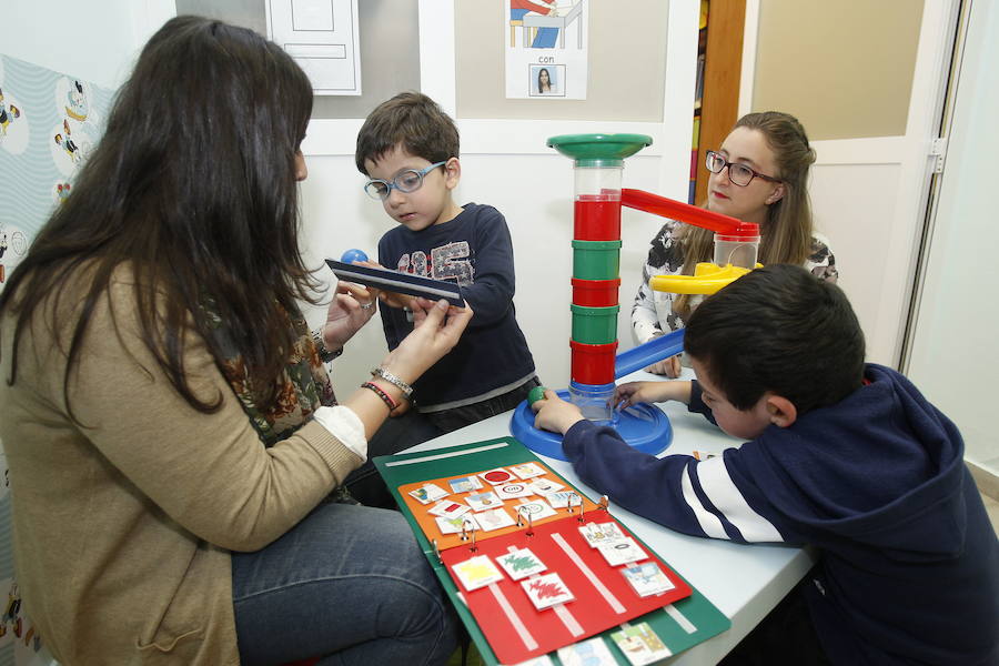Niños trabajan diferentes actividades motoras en la Asociación de Autismo de Valencia. 