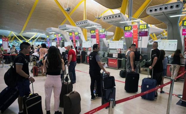 Pasajeros en el aeropuerto de Madrid-Barajas.