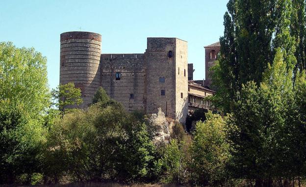 Castillo de Castilnovo, en la provincia de Segovia, que está a la venta. 