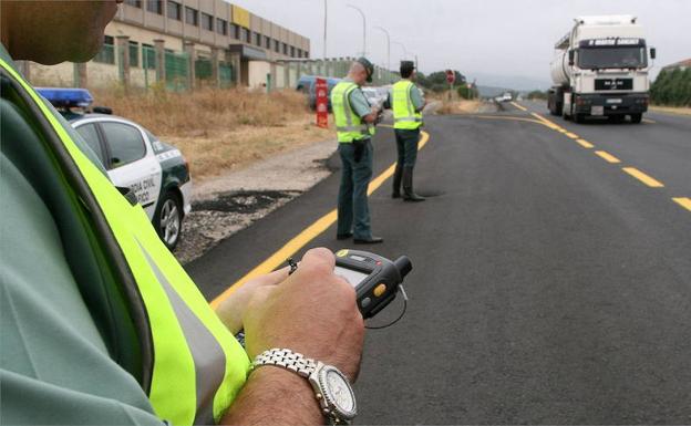 Control de la Guardia Civil en una carretera de la provincia segoviana. 